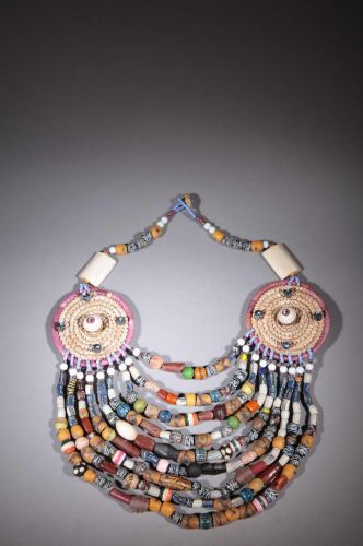 Collier tribal en perles anciennes 